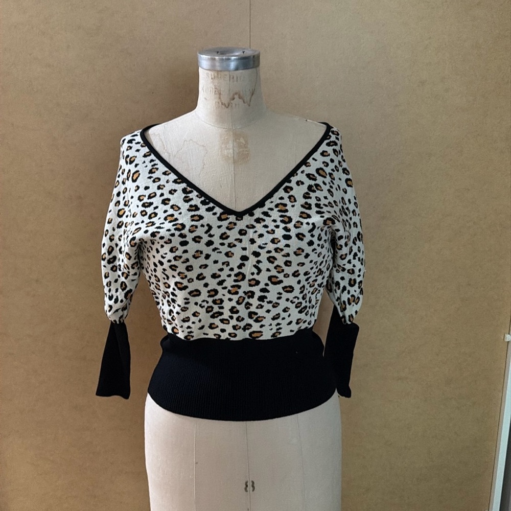 Catherine Malandrino leopard jacquard sweater w/ ribbed waist band & 3/4 sleeve